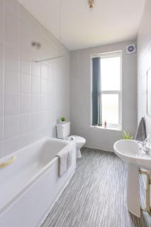 Cozy 2 bedroom apartment in quiet M16 area prefect for friends or couples - 8