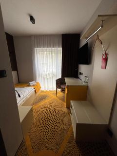 Eclipse Budget Rooms - 9