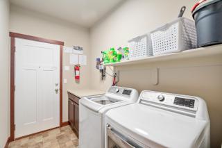 Gated Retreat, Sleeps 8, Professional Kitchen, Fireplace, DreamCloud Mattresses - 1