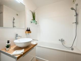 Le Cocon - 5 min to Monaco - Ideal couple or business - Free private parking - Near events - Terrace and balcony - Premium services - 4