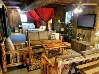 Spacious Vacation Rental for 22 Guests in a Rural Setting in Montezuma, Iowa - 8
