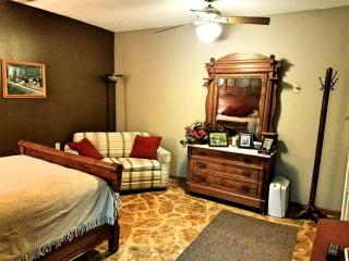 Spacious Vacation Rental for 22 Guests in a Rural Setting in Montezuma, Iowa - 4