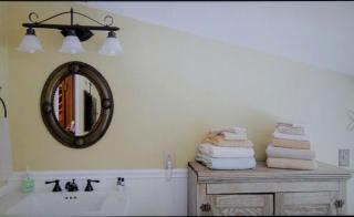 Log Cabin with a Hot Tub in Ellicottville, For Magical Glamping Escapes in New York - 8