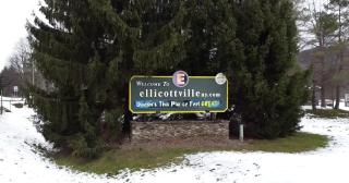 Log Cabin with a Hot Tub in Ellicottville, For Magical Glamping Escapes in New York - 5