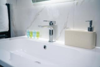 Richmond Twin Collection - Brand New with Fast WiFi & Free Parking - 1