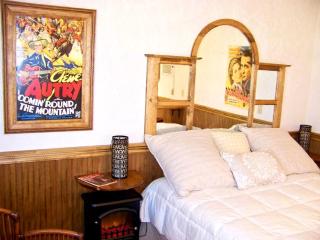 Rustic Cabin Rental for a Romantic Countryside Retreat near Austin, Texas - 7