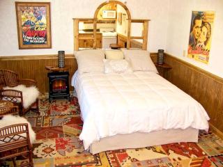 Rustic Cabin Rental for a Romantic Countryside Retreat near Austin, Texas - 5