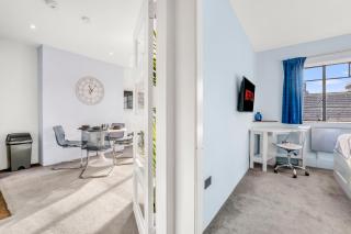 Stylish 2-Bed Apartment In Shoreditch - 3