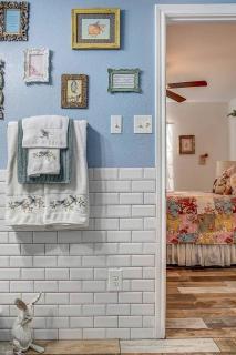 Delightfully Cozy Texas Cottage Rental Ideal for a Romantic Getaway near Dallas - 7