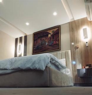 Rare Luxury 2bed guest house with private garden close to airport - 5