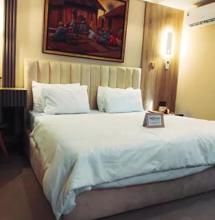 Rare Luxury 2bed guest house with private garden close to airport - 2