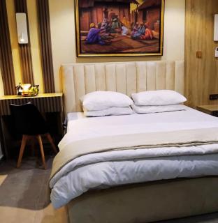 Rare Luxury 2bed guest house with private garden close to airport - 3