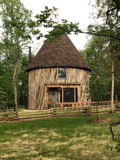 Unique Hobbit House Accommodation with a Private Hot Tub in Shenandoah, Virginia - 6