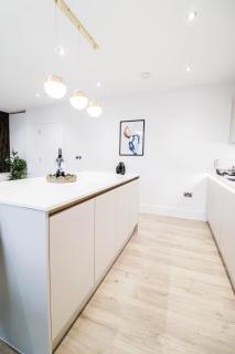 The Abbey Apartment - 1BR Apt with Dedicated Workspace, Fast Wifi & Stylish Kitchen Island & Free Secure Underground Parking - 6