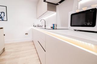 The Abbey Apartment - 1BR Apt with Dedicated Workspace, Fast Wifi & Stylish Kitchen Island & Free Secure Underground Parking - 3