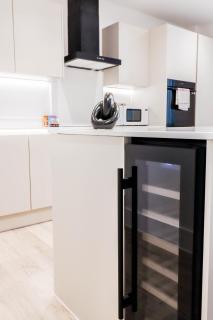 The Abbey Apartment - 1BR Apt with Dedicated Workspace, Fast Wifi & Stylish Kitchen Island & Free Secure Underground Parking - 4
