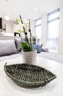 The Abbey Apartment - 1BR Apt with Dedicated Workspace, Fast Wifi & Stylish Kitchen Island & Free Secure Underground Parking - 9