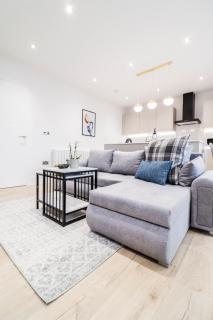 The Abbey Apartment - 1BR Apt with Dedicated Workspace, Fast Wifi & Stylish Kitchen Island & Free Secure Underground Parking - 8