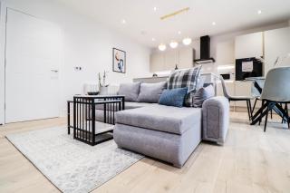 The Abbey Apartment - 1BR Apt with Dedicated Workspace, Fast Wifi & Stylish Kitchen Island & Free Secure Underground Parking - 1