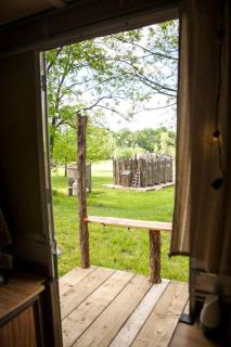 Vintage Camper Rental Ideal for Glamping in Missouri, MO - 7