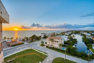 Penthouse On The Bay 4002 - 8