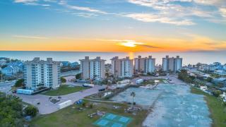 Penthouse On The Bay 4002 - 4
