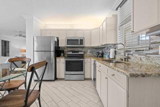 Penthouse On The Bay 4002 - 2