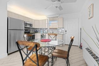 Penthouse On The Bay 4002 - 1