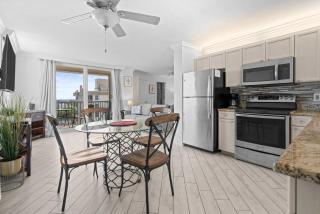 Penthouse On The Bay 4002 - 5