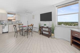 Penthouse On The Bay 4002 - 2