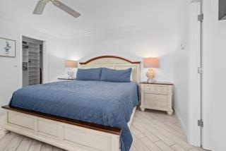 Penthouse On The Bay 4002 - 1
