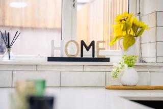 2 Bedroom 2 Bathroom Luxury Apartment - Fast WiFi & Free Parking - 3