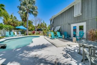 Large Heated Pool with Entertainment Room for the Family - 5