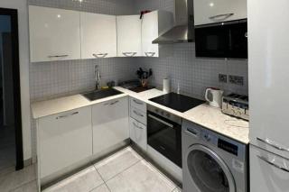 2 Bed Flat - Sleeps 4 - Parking - Wifi - 8