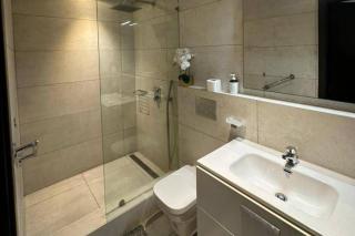 2 Bed Flat - Sleeps 4 - Parking - Wifi - 5