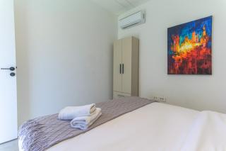 GlassHaus Rooftop 2-BR W terrace and pool in Ghazir - 9