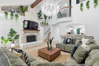 4BD w Backyard HotTub Firepit Cinema BBQ - 8