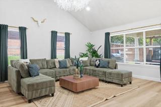 4BD w Backyard HotTub Firepit Cinema BBQ - 5