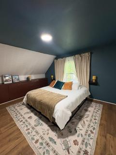 Indy Cozy Winter Retreat - Sleeps 14! Hot Tub, Putting Green, Pool Table, Firepit & Pet Friendly just 5 min to Indy DT - 7