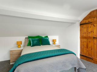 7 Guests - 6 Bedroom - Free Wi-Fi - NN15 - 8