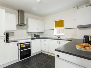 7 Guests - 6 Bedroom - Free Wi-Fi - NN15 - 2