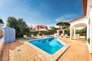 Spacious 4 bedroom villa, private pool, free air conditioning and wifi - 1