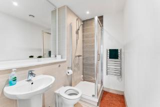 3 Bed 3 Bath Penthouse in Manchester - Parking - 2