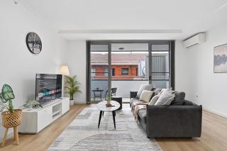 57K Abnb-Style Apt 3BR with 2 Free Parking & 3 mins walk to Mall - 0