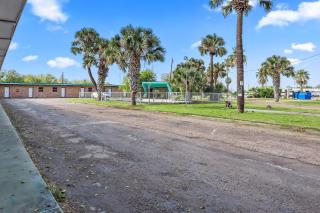 Mathis Motor Inn and RV Park - 3