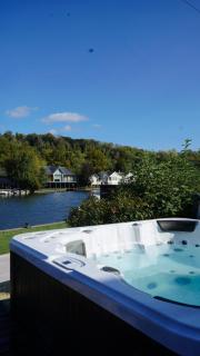 Cosy Island Cottage with Boat in Henley-on-Thames - 0