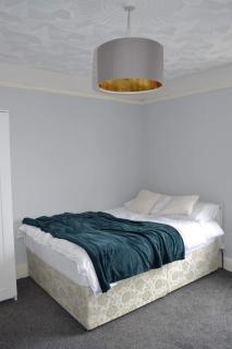 Open Mind Property Home with Garden & Free parking - 1