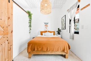 Downtown SURF SHACK- steps from main surf break - 9