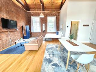 Jennifer's Historic Brick Riverfront Loft Apartment - 9