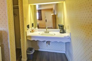 Hotel O Relax Inn Lewisburg near I-64 - 1